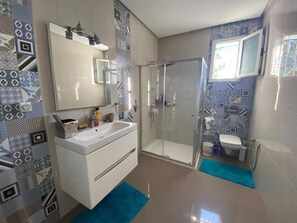 Hårtørrer, håndklæder, Sæbe, Toiletpapir