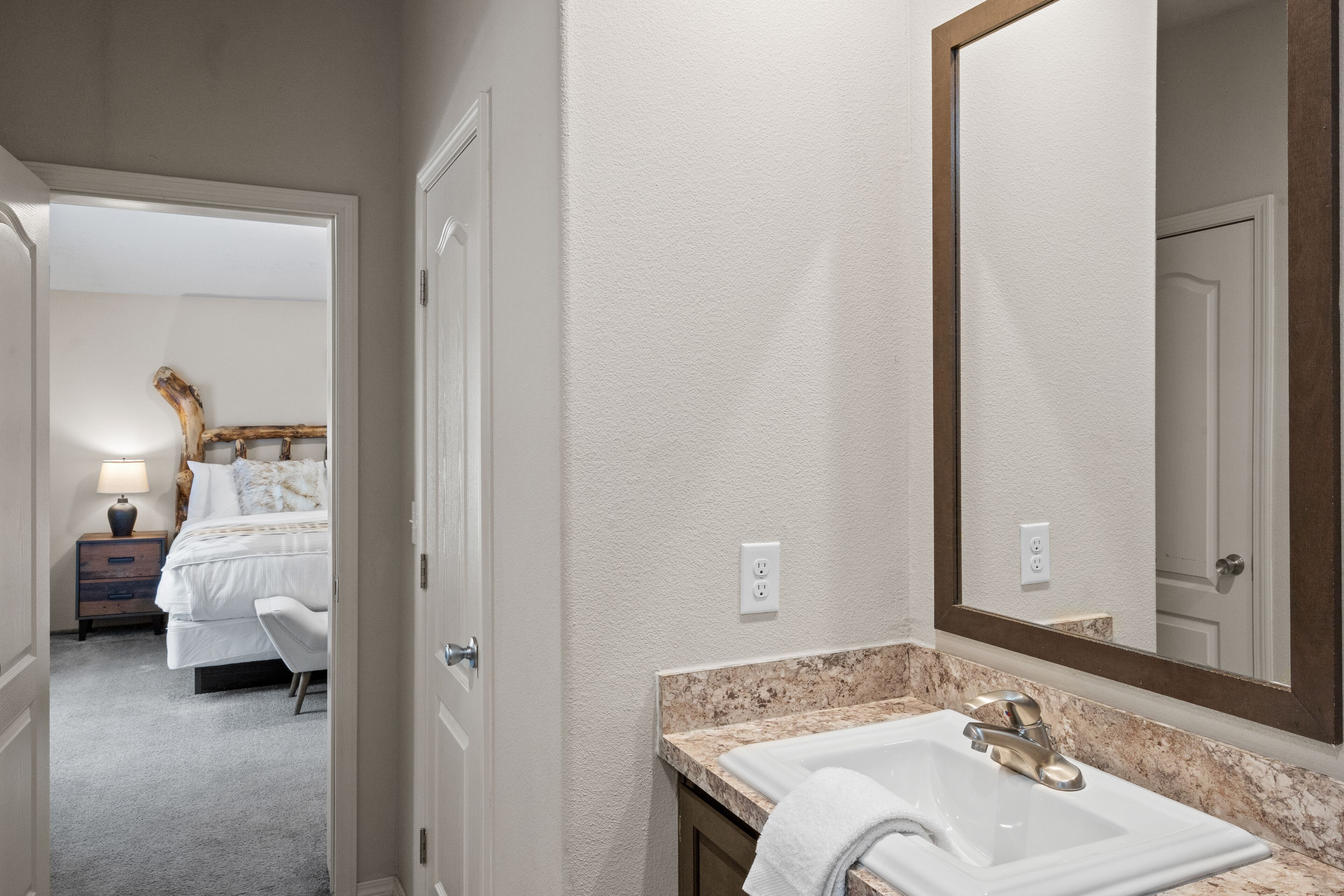 House | Bathroom | Hair dryer, towels, soap, shampoo