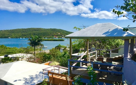 Outdoor dining. Studio en suite, king/twin beds sleep 3, multi-deck views, early access bag drop