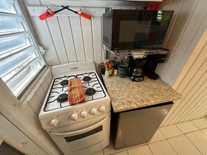 Een koelkast, een magnetron, een oven, een kookplaat