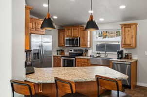 Refrigerador con freezer, microondas, horno, placa de cocina