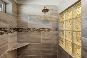 House | Bathroom | Hair dryer, towels, soap, shampoo - Hidden Pines (West Yellowstone)