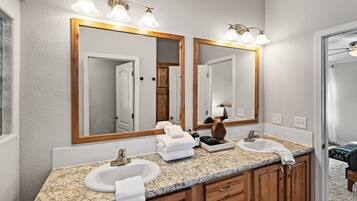 House | Bathroom | Hair dryer, towels, soap, shampoo