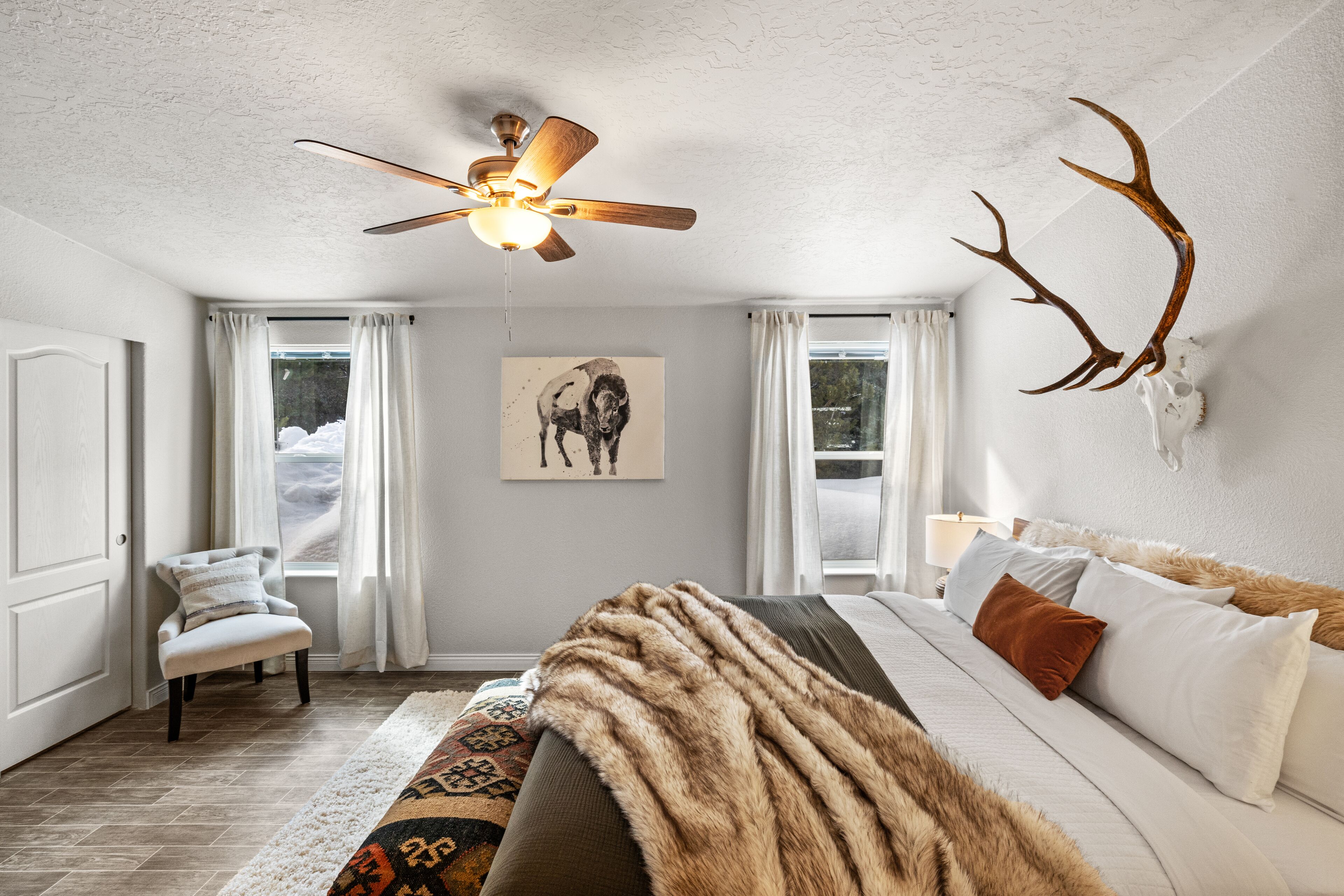 ألحفة محشوة بالريش وسرير سفر وواي فاي مجانًا وملاءات أسرّة