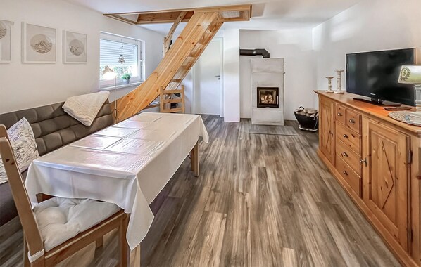 Fernseher, Kamin, Stereoanlage