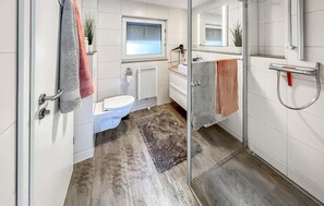 Shower, hair dryer - Ferienhaus Buddenhagen (Buddenhagen bei Wolgas)