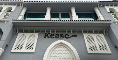 Exterior. Al-Mutamarat A-16 Timeless History GX99