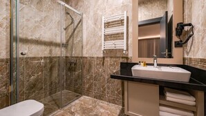 Shower, rainfall showerhead, towels - Airway Accommodation Hotel (Arnavutköy)
