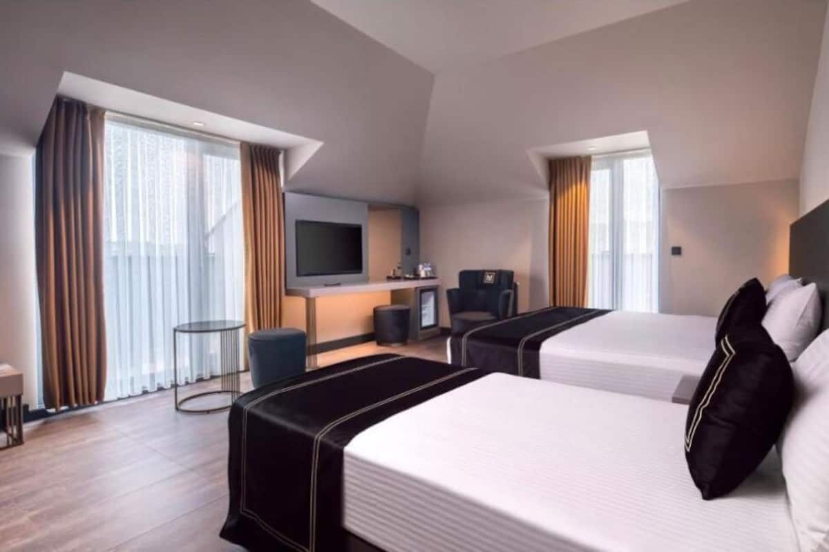 Premium bedding, cribs (free), WiFi (free), bed sheets