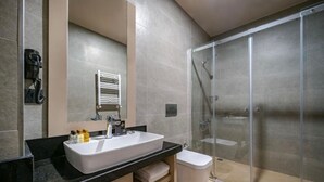 Shower, rainfall showerhead, towels - Airway Accommodation Hotel (Arnavutköy)