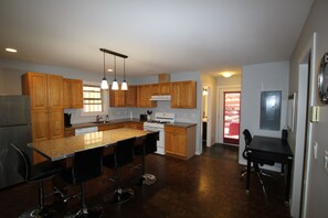 Private kitchen - Semi Lakefront 2 Bedroom Private Suite (Blind Bay)