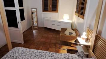 5 chambres, fer et planche à repasser, Wi-Fi, draps fournis