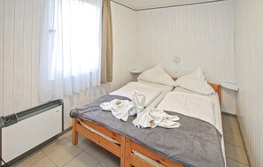 2 bedrooms, travel crib, free WiFi, bed sheets