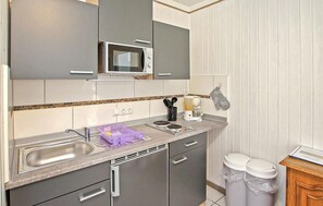 Fridge, stovetop
