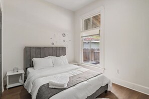 2 quartos, escrivaninha, ferros/tábuas de passar roupa