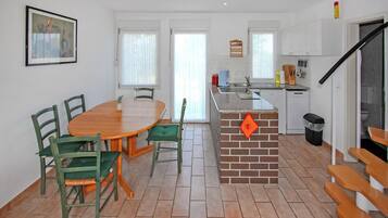 Refrigerador, horno, parrilla de estufa y cafetera y tetera