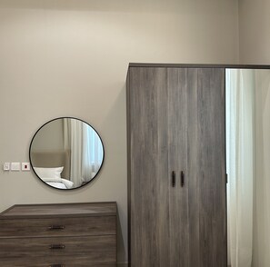 Apartemen Desain, 3 kamar tidur | 3 kamar tidur, tirai kedap cahaya, dan setrika/meja setrika