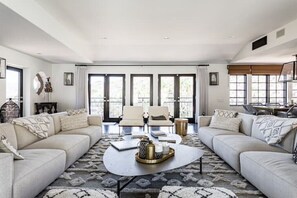 Télévision, cheminée