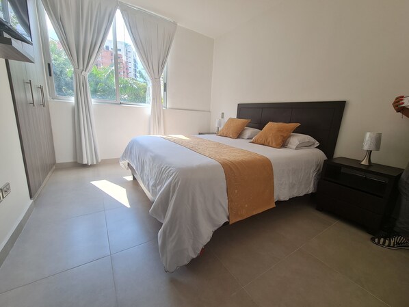 Sviitti | Memory foam -patjalliset sängyt, tallelokero huoneessa