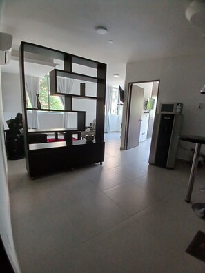 套房 | 起居区 | 32-英寸智能电视 （配备卫星频道）、加热地板