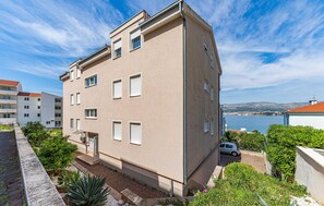 Exterior - Awesome apartment in Okrug Gornji (Okrug Gornji)