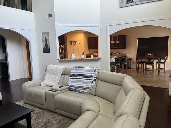 Smart TV, fireplace, video games, DVD player - Family Privacy near Gulf Shores, Orange Beach, Fairhope. Private pool. Sleeps 20 (Daphne)