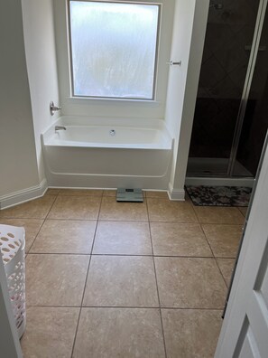 Regadera, bidet, toallas, jabón 