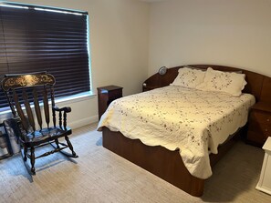 5 bedrooms, desk, iron/ironing board, travel cot