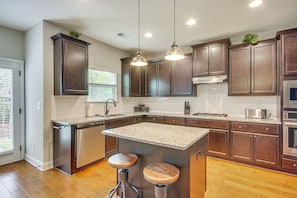 Fridge, microwave, oven, stovetop - Spacious Aiken Home ~ 8 Mi to Downtown! (Aiken)