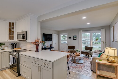 Forest Hills Cottage! Central location!