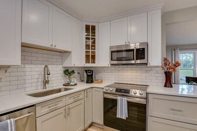 Forest Hills Cottage! Central location!