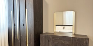 Apartemen Desain, 2 kamar tidur | 2 kamar tidur, tirai kedap cahaya, dan setrika/meja setrika