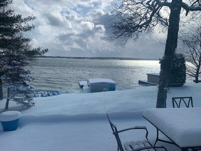 WATERFRONT COTTAGE- 1000 ISLAND- WINTER RENTAL