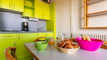 Geladeira, fogão, cooktop, talheres/pratos/utensílios de cozinha