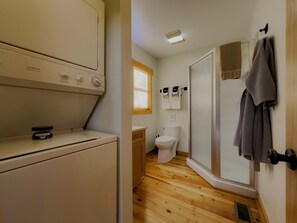 Regadera, amenidades de baño ecológicas, secadora de cabello, toallas 