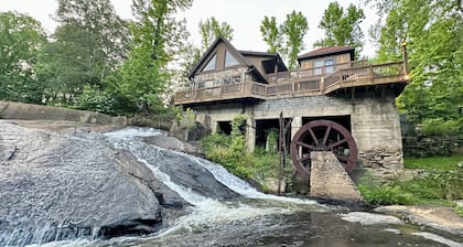 Lodge on the Waterfall!