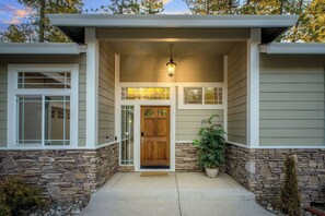 Exterior detail - Cozy Sierra foothills home with 3Bedrooms, 2full baths with outdoor deck dinning (Grass Valley)