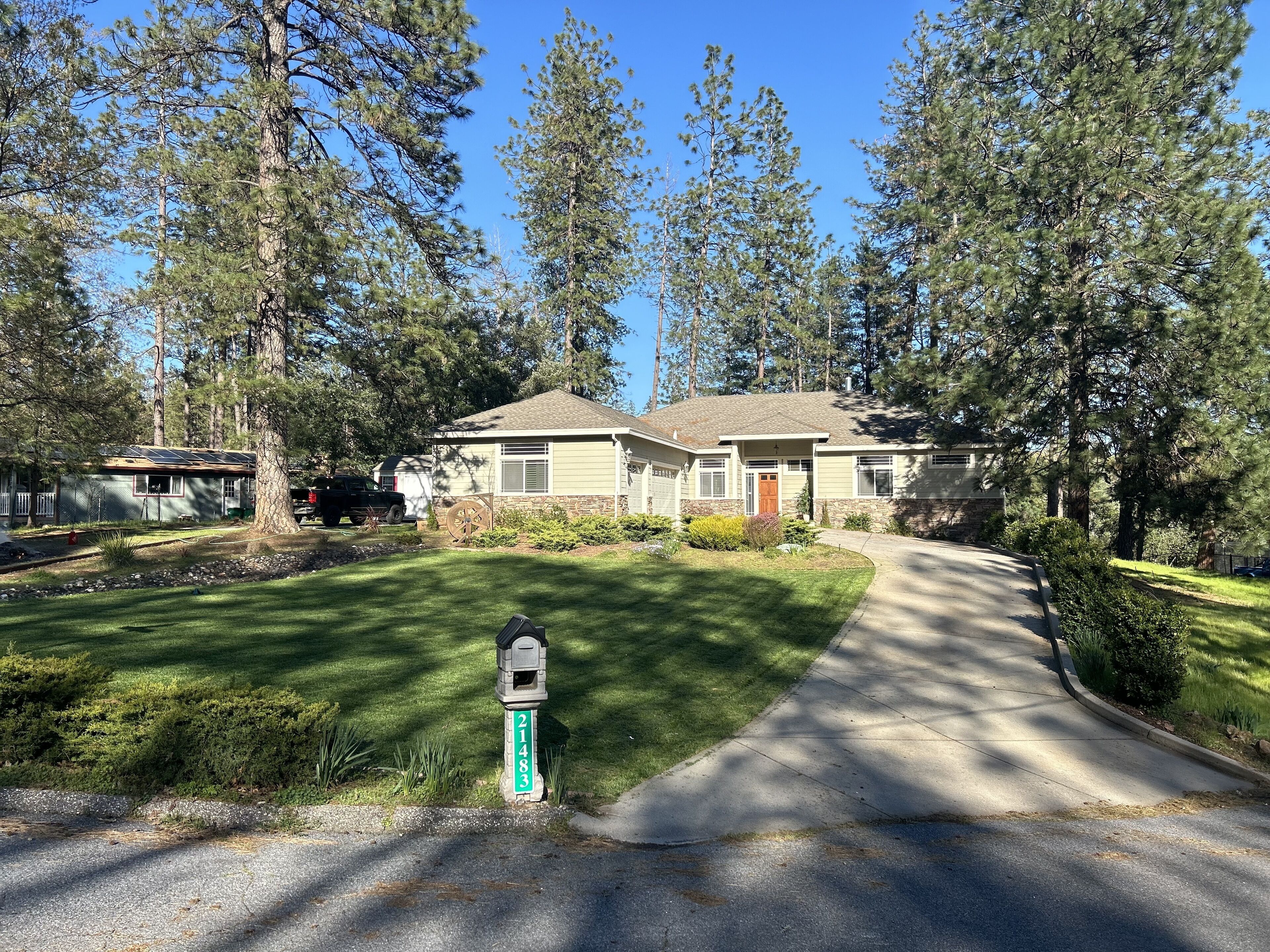 Cozy Sierra foothills home with 3Bedrooms, 2full baths with outdoor deck dinning