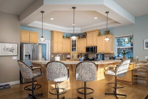 Fridge, microwave, oven, stovetop - Cozy Sierra foothills home with 3Bedrooms, 2full baths with outdoor deck dinning (Grass Valley)