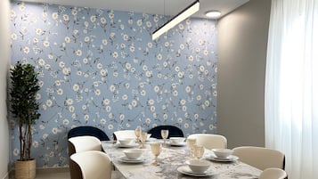 Apartamento design, 2 quartos | Área de estar | TV de tela plana