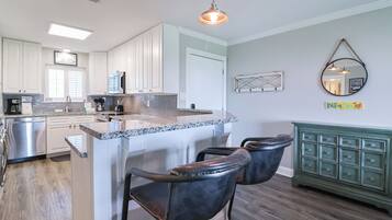 KĂŒhlschrank, Mikrowelle, Ofen, Herdplatte