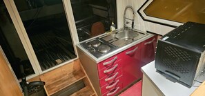 Fridge, oven, stovetop, coffee/tea maker