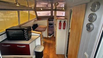 Fridge, oven, stovetop, coffee/tea maker