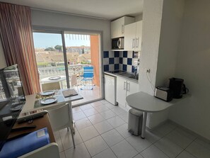 Kühlschrank, Mikrowelle, Geschirrspüler, Kochgeschirr/Geschirr/Besteck