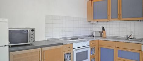 KĂŒhlschrank, Ofen, Herdplatte, GeschirrspĂŒler