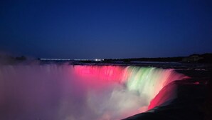 Ein Wasserfall bei Nacht.