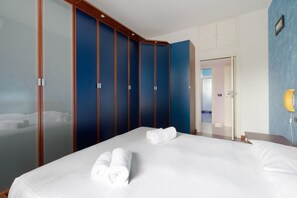 1 bedroom, iron/ironing board, WiFi, bed sheets - GuestHost - Mac Mahon - Colorful Apartment with Balcony! (Milano)