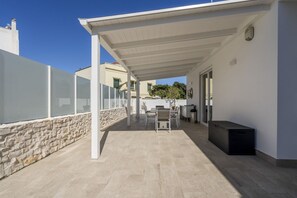 Outdoor dining - GuestHost - Wonderful villa that comfortably accommodates 8 people in 185 m2, with four bedrooms, three bathrooms and 40 m2 of outdoor area equipped for moments of relaxation. The modern furnishings but with natural inspirations create a heavenly and rel (Bari)