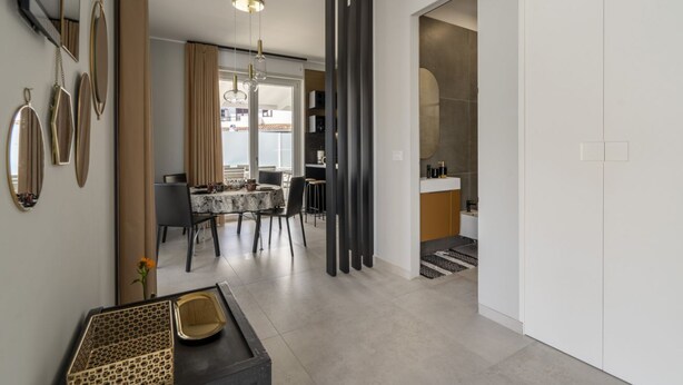 Un intérieur moderne comprenant un coin repas, une cuisine et une vue sur l’extérieur.