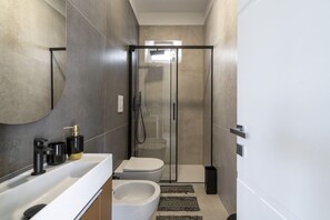 Een douche, een haardroger, een bidet, handdoeken